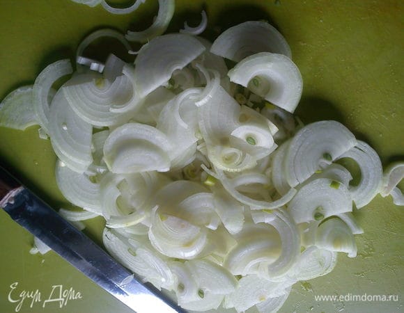 Лук нарезать полукольцами