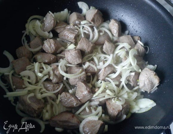 Разогреть в сковороде растительное масло и быстро обжарить мясо. Добавить лук, слегка обжарить и добавить нарезанные четвертинками помидоры. Жарить 10 минут. 