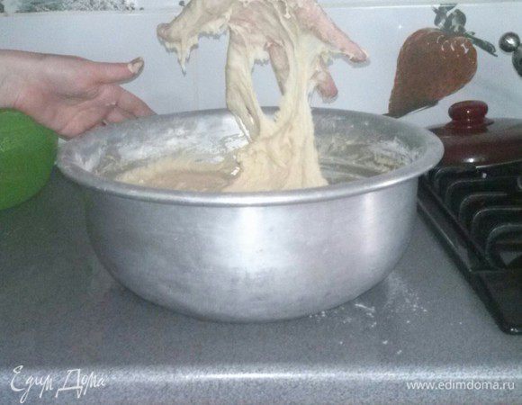 Замесить не крутое тесто так, чтобы тесто с легкостью отставало от рук. т.е. в наше содержимое добавить примерно 1 кг муки.
