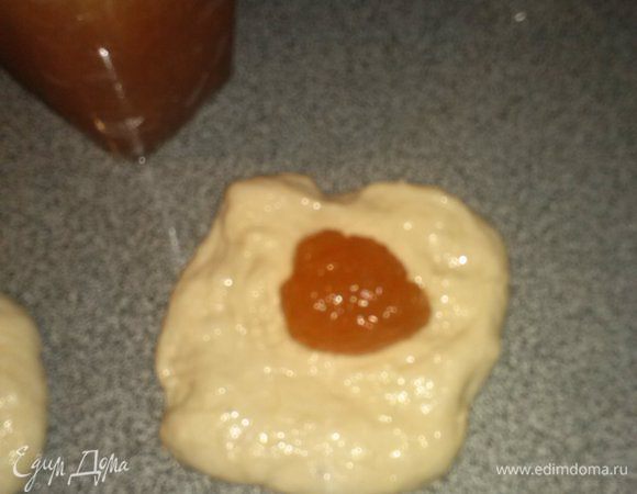 Руками делаем круг и кладем любую начинку.