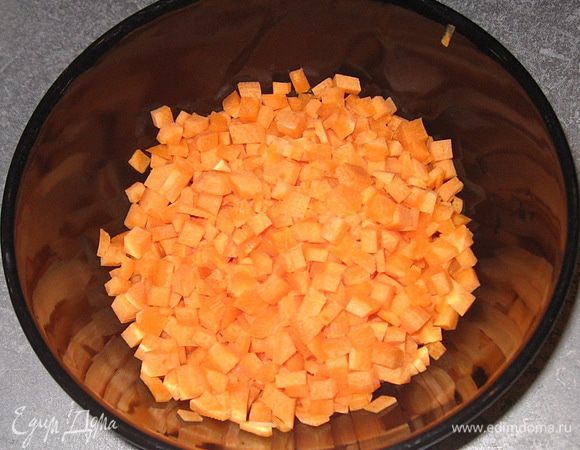 Морковь нарезать мелкими кубиками.