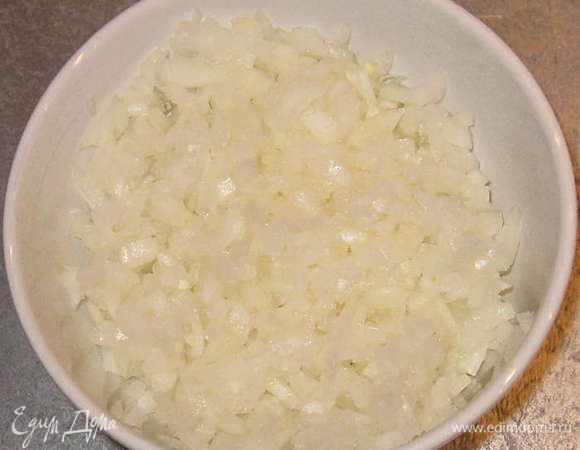 Лук нарезать кубиками.