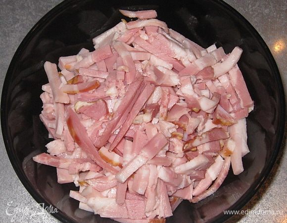 Грудинку нарезать соломкой и обжарить до вытапливания жира, затем добавить лук. Пассеровать 5 минут.