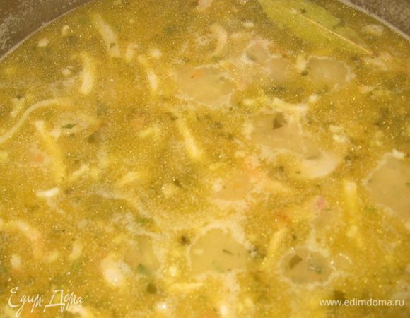 В кипящий бульон кладем горох и варим без добавления соли до готовности, затем добавляем овощи, соль, перец, лавровый лист, чеснок и варим еще 20 минут. При подаче разливаем в предварительно вырезанный хлеб.