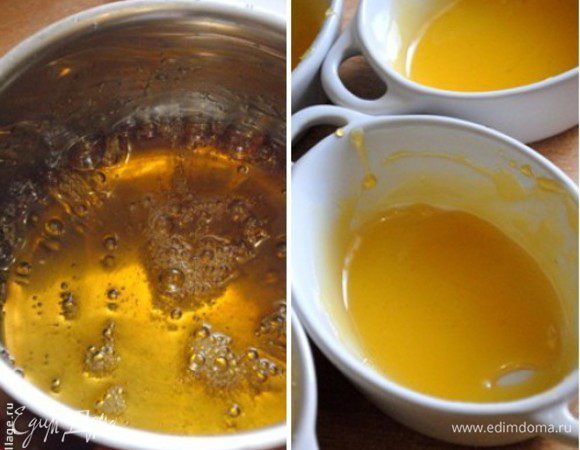 Для начала необходимо сварить карамель из сахара и лимонного сока. Варить ее следует на медленном огне до тех пор, пока она не станет темно-желтой и прозрачной и не начнет лениво пузыриться. Не переварите, чтобы не горчила!
Готовой карамелью нужно смазать дно и стенки формочек, в которых будете делать бискофлан.