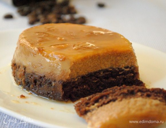 Поставьте формочки в глубокий противень, налейте в него горячей воды - бискофлан печется на водяной бане.
Выпекать нужно при 160 гр 45-50 минут. 
Через стекло духовки вы сможете увидеть, как бисквитная масса поднимается вверх, а флан уходит на дно.
Готовый бискофлан немного дрожит в центре - так и должно быть, вскоре флан дойдет до нужной консистенции и станет упругим.
Десерт охладить и поставить в холодильник на 3 часа.
Затем провести ножом между краем формы и десертом и перевернуть его на тарелку.