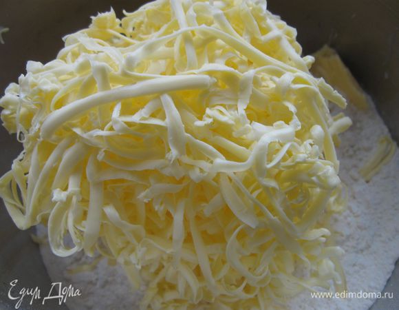 Добавить сахарный песок, натертое на крупной терке сливочное масло.

