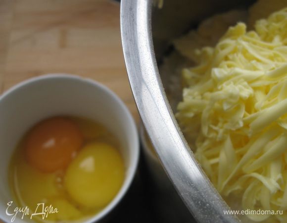 Добавить желтки.

