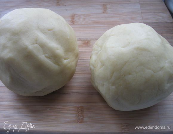 Вымесить тесто, разделить его на 2 неравные части. Большая- будет основанием выпечки, меньшая – верхняя часть. Завернуть каждую в пищевую пленку и убрать в холодильник на 30 минут.
