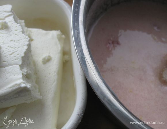 Для начинки смешать творог, йогурт, сахарный песок, манную крупу, ванилин, добавить натертую на мелкой терке цедру.