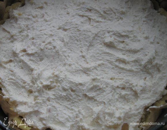 Выложить творожную массу.
