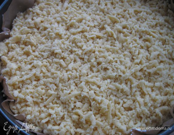 Вторую часть теста натереть на терке. Посыпать ей творожную начинку. Запекать в разогретой до 180 градусов духовке 55 минут. Вынуть, охладить, нарезать на порции.


