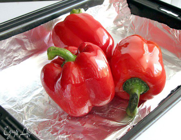 Перцы смазать оливковым маслом. Уложить на противень и поместить в духовку, разогретую до 200 гр. Запекать до появления черных подпалин, около 10 минут.