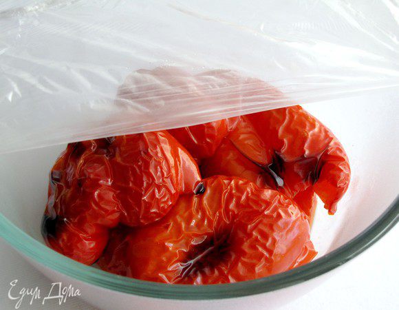 Достать перцы из духовки, переложить в миску, накрыть пленкой. Дать постоять некоторое время, до остывания.