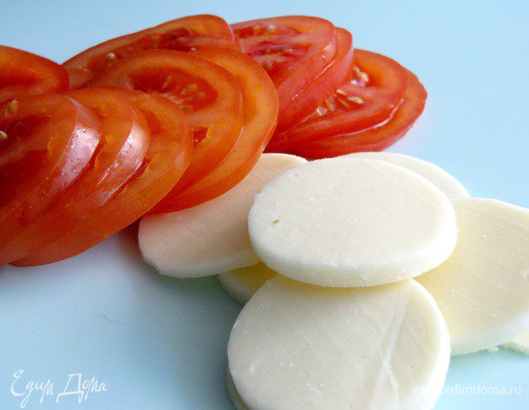 Помидоры и моцареллу нарезать кружками.