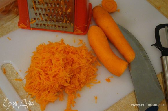 Натрем мелко морковь (позже я еще немного прокрутила ее в блендере, режим "пульс")