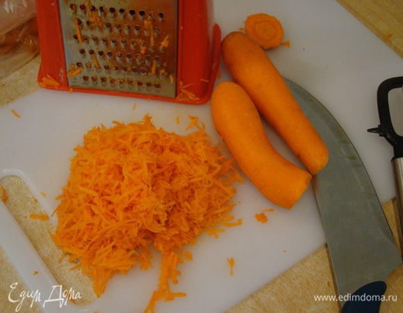 Натрем мелко морковь (позже я еще немного прокрутила ее в блендере, режим "пульс")