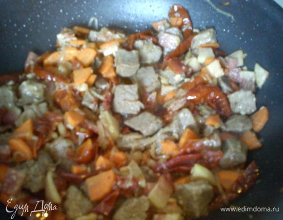 Морковь, редьку и перец нарезать небольшими ломтиками. Вместе с чесноком добавить овощи к мясу. Жарить еще 15 минут. 