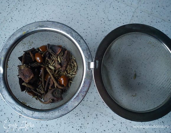 Положить зиру и бадьян в ситечко для специй или можно завязать в мешочек из марли