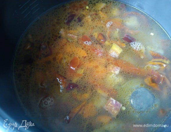 Влить к овощам литр кипятка и выложить туда ситечко со специями. Тушить до готовности (около 30 минут). Я обычно тушу в мультиварке на режиме тушение 1 час. Вынуть специи.