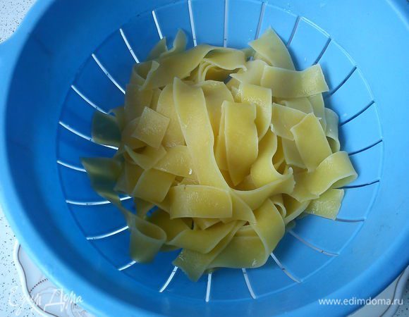 Лапшу отварить, откинуть и сбрызнуть подсолнечным маслом