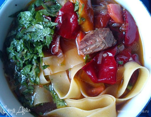 Выложить лапшу в тарелку и залить супом. Сверху посыпать мелко нарезанной кинзой.