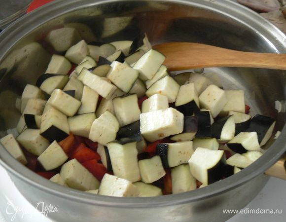 Кладем порезанный перец и баклажан и жарим еще 5 минут.