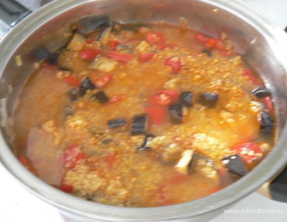 Перемешиваем, добавляем чеснок и специи, жарим. Кладем томатную пасту и жарим, помешивая, 1 минуту. Вливаем бульон или воду, солим по вкусу.