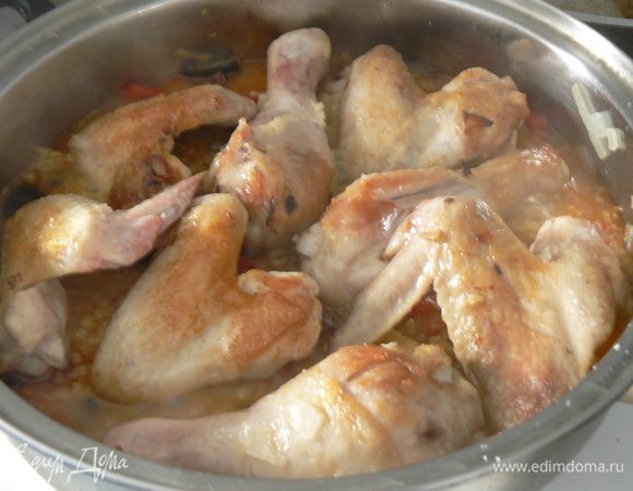 Теперь возвращаем курицу. Доводим до кипения, уменьшаем огонь до минимума и готовим под крышкой до готовности булгура, около 15-20 минут.

