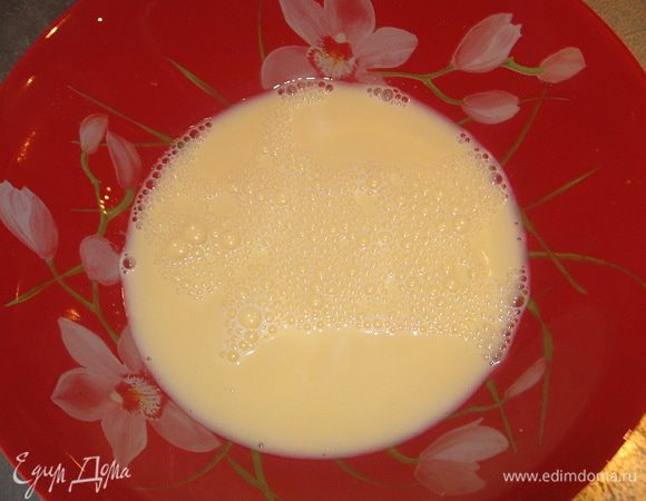 Яйца, молоко и соль взбейте венчиком.