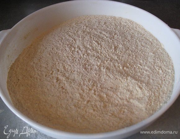 В муку добавьте молотый красный перец, куркуму, паприку, молотый черный перец, приправу для курицы. Все хорошо перемешайте.