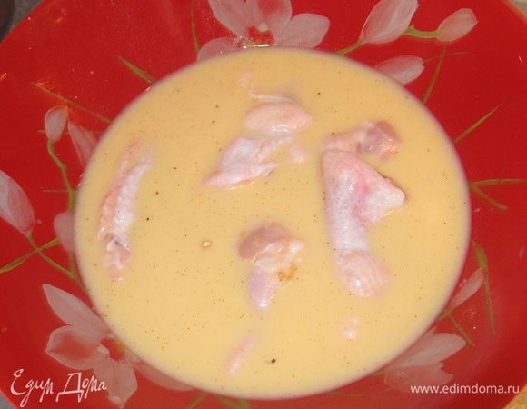 Крылышки обмакните в яичную смесь.