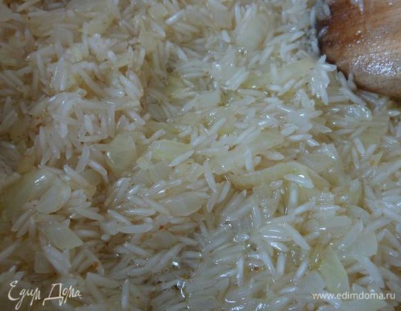 В средней кастрюле, разогреть сливочное масло на среднем. Добавить лук и чеснок и обжаривать, помешивая, пока лук не станет мягким, 4 минуты. Всыпать рис с маком (если используется) и варить 1 минуту. 
