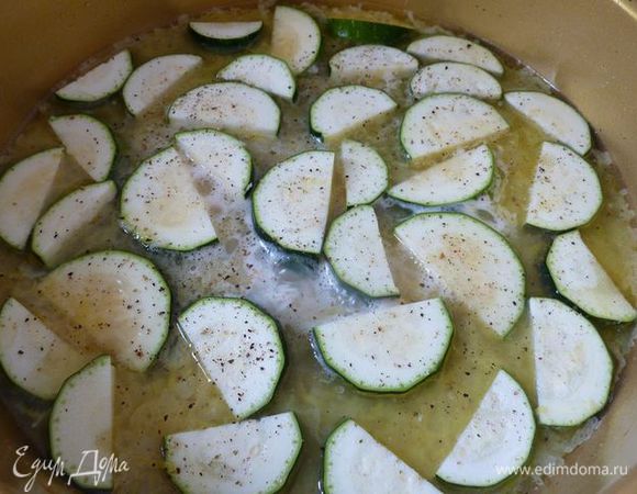 Добавить  лимонную цедру и сок, бульон, и кабачок, приправить солью и перцем. 
Доведите до кипения на среднем огне. Уменьшить огонь, накрыть крышкой и варить 13 минут.
