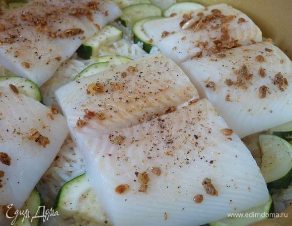 Посыпать смесью специй рыбу. Разложить рыбу  в один слой на рис, приправленной стороной вверх, накрыть крышкой и варить, пока рис не станет мягким и рыбы непрозрачна, от 7 до 10 минут.
