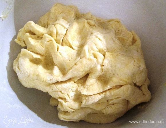 Смешать творог, муку, размягченное сливочное масло и разрыхлитель. (Сахар не добавлять!!!). Замесить тесто.