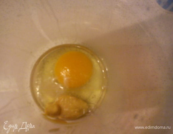 Начну с приготовления майонеза. В чашу блендера разбить яйцо, желток должен остаться целым. Сверху выложить соль, сахар, грчицу и сок. Долить подсолнечное масло до отметки 200 мл.