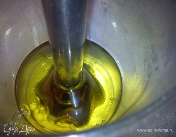 Опустить блендер  так, чтобы желток был покрыт блендером