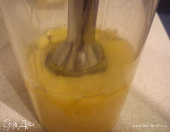 По мере загустения поднимать медленно блендер вверх