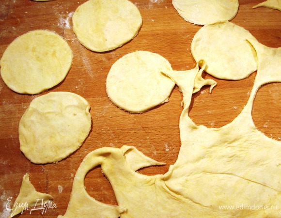 Раскатать, разделить на кружочки 5:5 см.