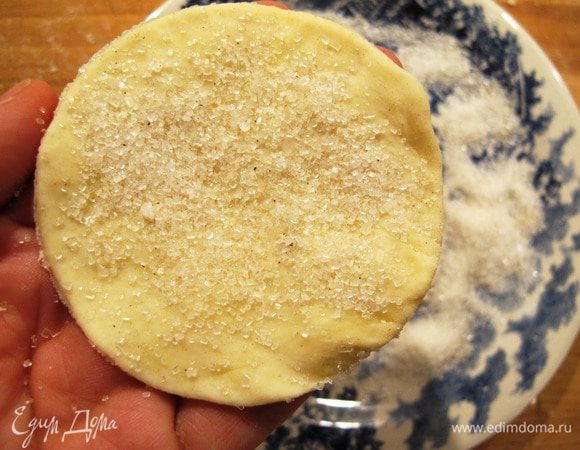 Сахар смешать с ванильным сахаром. Обвалять кружочек сахарной смесью с одной стороны.