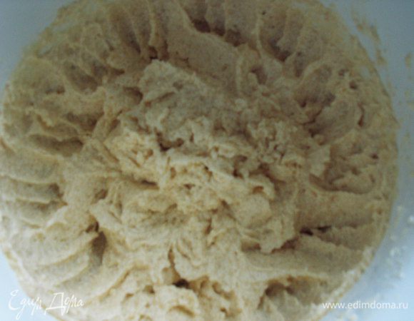 Взбиваем мягкое масло с тростниковым сахаром и яйца с сахаром, а потом соединяем обе смеси и снова взбиваем.