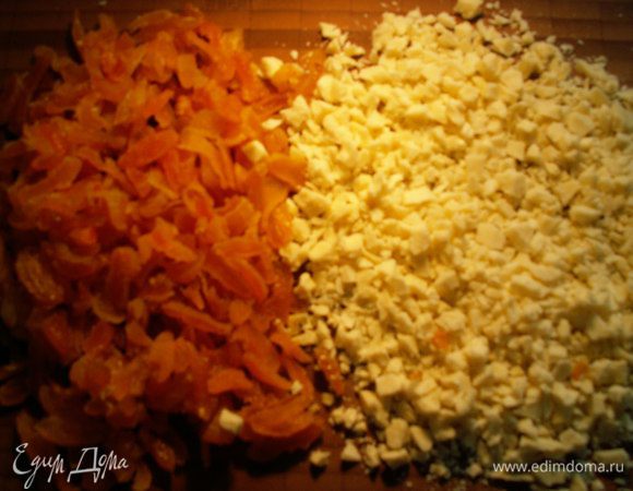 Курагу мелко режем, а белый шоколад мелко рубим.