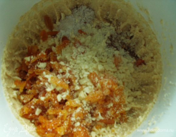 Добавляем шоколад, курагу, корицу, соду и соль к масляно-яичной смеси.