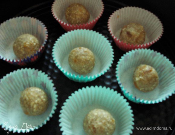 Можно положить в формочки для кексов. Выпекать 15-20 минут до золотистого цвета. Дать остыть на противне - горячее оно слишком хрупкое.
BON APPETI!