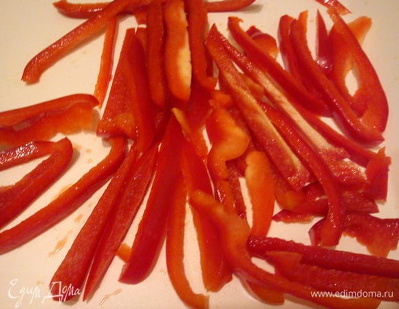 Нарезать соломкой перец