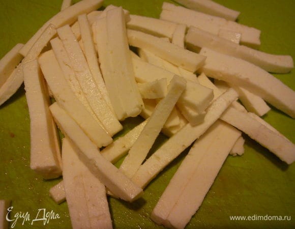 Порезать сыр тонкими брусочками
