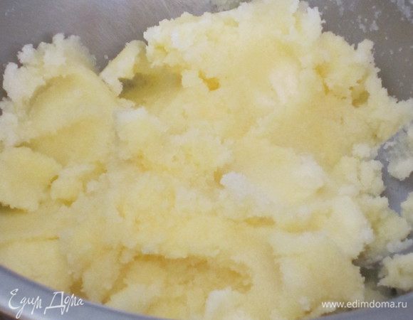 Сливочное масло комнатной температуры взбить с сахаром. Отдельно взбить яйца. 