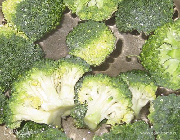 Брокколи отварить в соленой воде. Охладить.