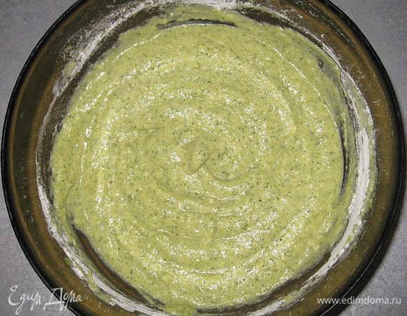 К брокколи добавить яйца, сливки, чеснок, соль, перец, перемешать. Добавить муку и перемешать.